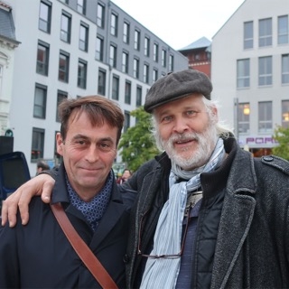 Jens Krafczyk und Thomas Putensen am 01.05.2022 auf dem Greifswalder Marktplatz (Foto: Steffi Schalli)
