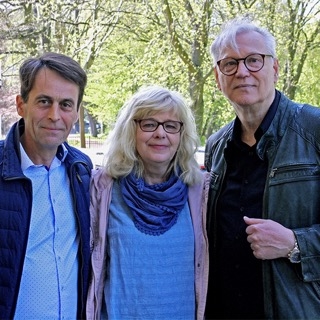 v.l.n.r.: Jens Krafczyk, Cordelia und Gerd Christian Biege am 24.04.2019 zur Einweihung der Erinnerungsplakette (Foto: Andreas Lampe †)