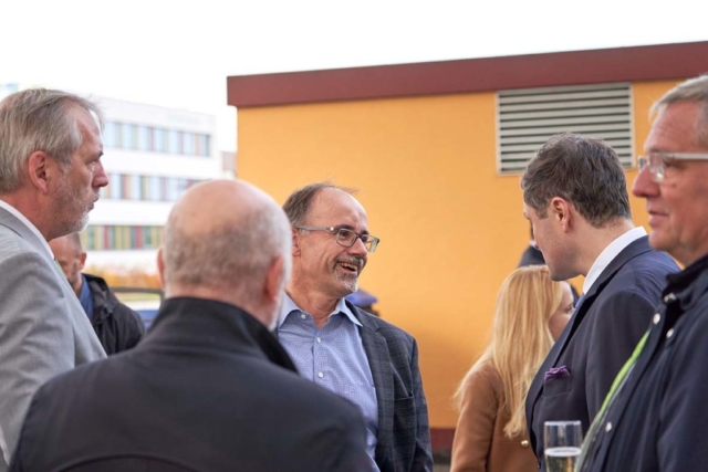 Es wurde sich in fröhlicher Runde ausgetauscht - Wolfgang Blank im Gespräch mit Jörn Halbauer. (Foto: VPM, MB)