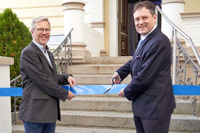 Oberbürgermeister der Universitäts- und Hansestadt Dr. Stefan Fassbinder und CEO/Gründer der birkle IT AG, Jörn Halbauer eröffneten mit einem beherzten Schnitt den neuen IT-Standort. (Foto: VPM, MB)