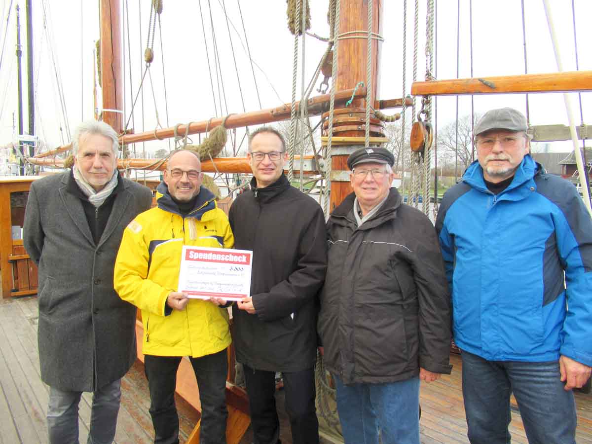 Da lässt sich gut lachen: (v.l.n.r) Steuerberater und Schatzmeister Jürgen Seemann, „Nachwuchskapitän“ Thomas Herold, Prof. Jens Thonack vom Palliativnetzwerk, Senior-Käpt’n Lothar Knöpke und Ralf Michaelis, 2. Vorsitzender Sozialwerk Vorpommern (Foto: hjs)