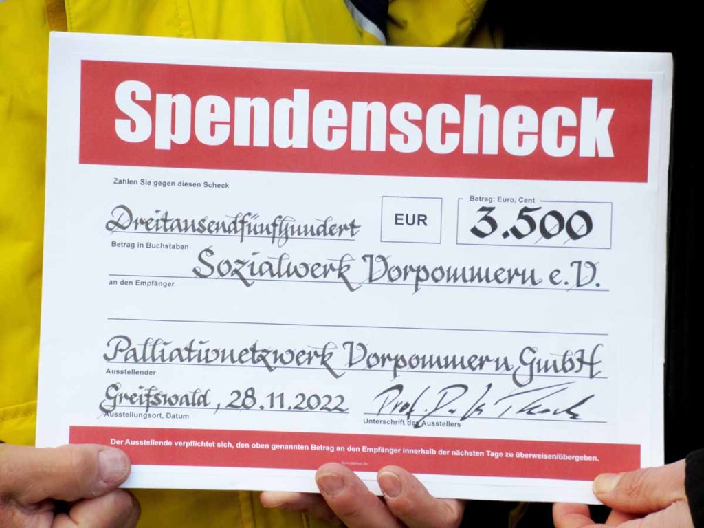 Große Freude über den großen Scheck: 3.500 € von der Palliativnetzwerk Vorpommern GmbH an die Crew der "Vorpommern" (Foto: hjs)