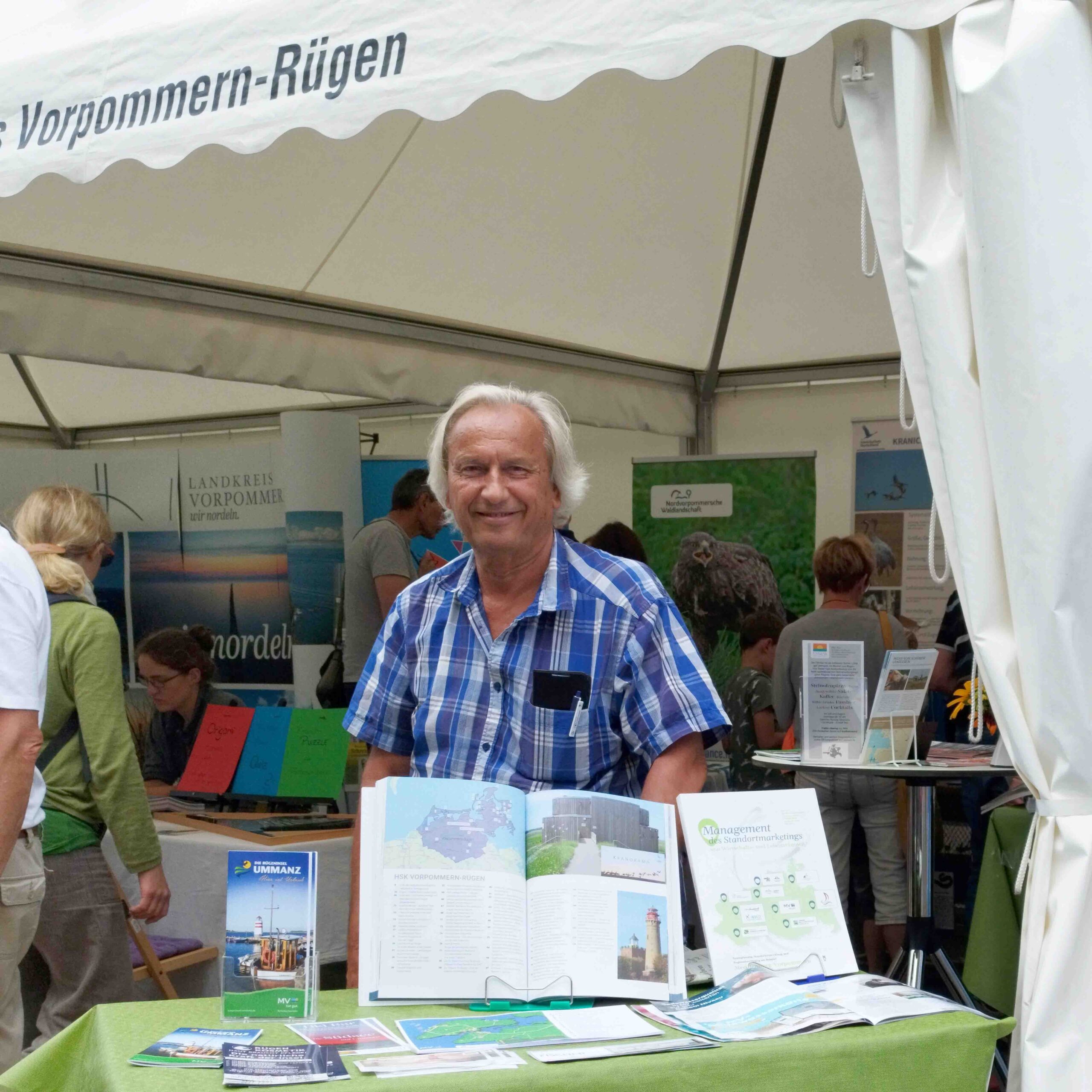 Prof. Zdrowomyslaw zusammen mit Ummanz auf dem Stand des LK Vorpommern-Rügen (Foto: DSG)