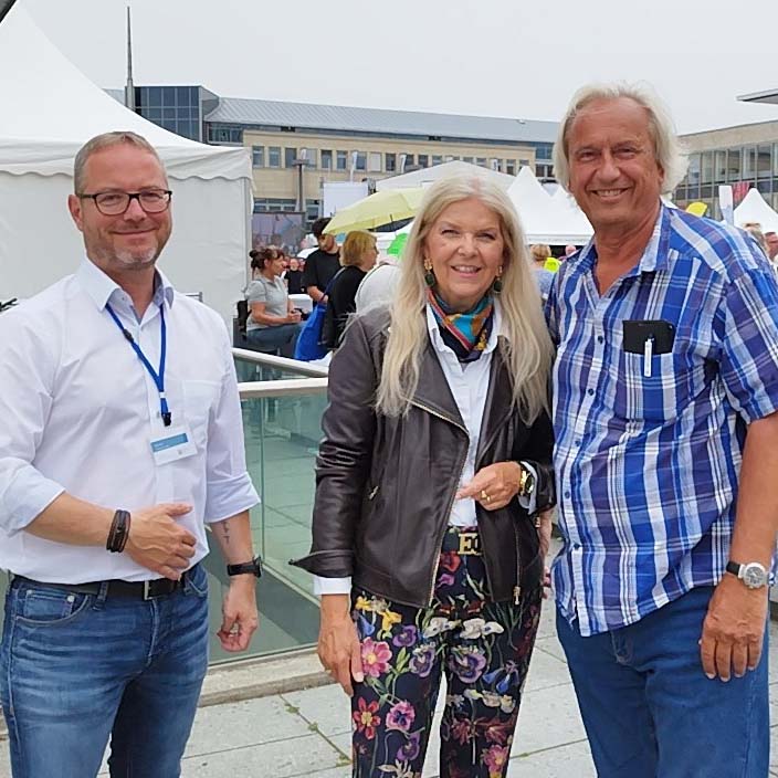 Prof. Zdrowomyslaw (r.) mit S. Lauffer (m.) und S. Rose (l.) von der Wirtschaftsförderung Mecklenburgische Seenplatte GmbH (Foto: DSG)