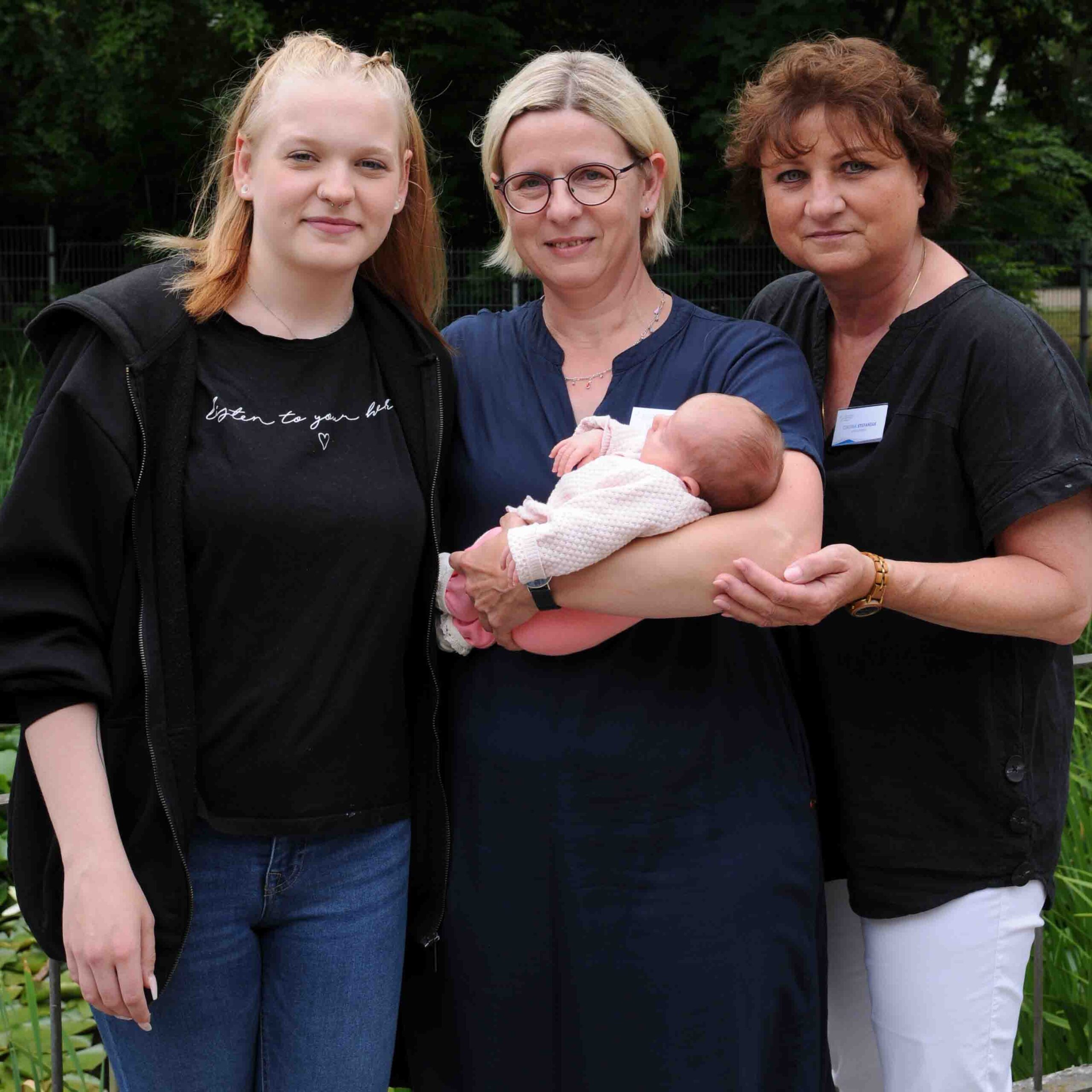 Glücklich und dankbar, dass alles gut gegangen ist: Auszubildende Josefine S. mit den beiden Geburtshelferinnen Ina Schaffner und Corinna Stefaniak, Schulleiterin der Gesundheits- und Pflegeschule sowie der kleinen Charlotte. (von links - Foto: BDH-Klinik Greifswald)